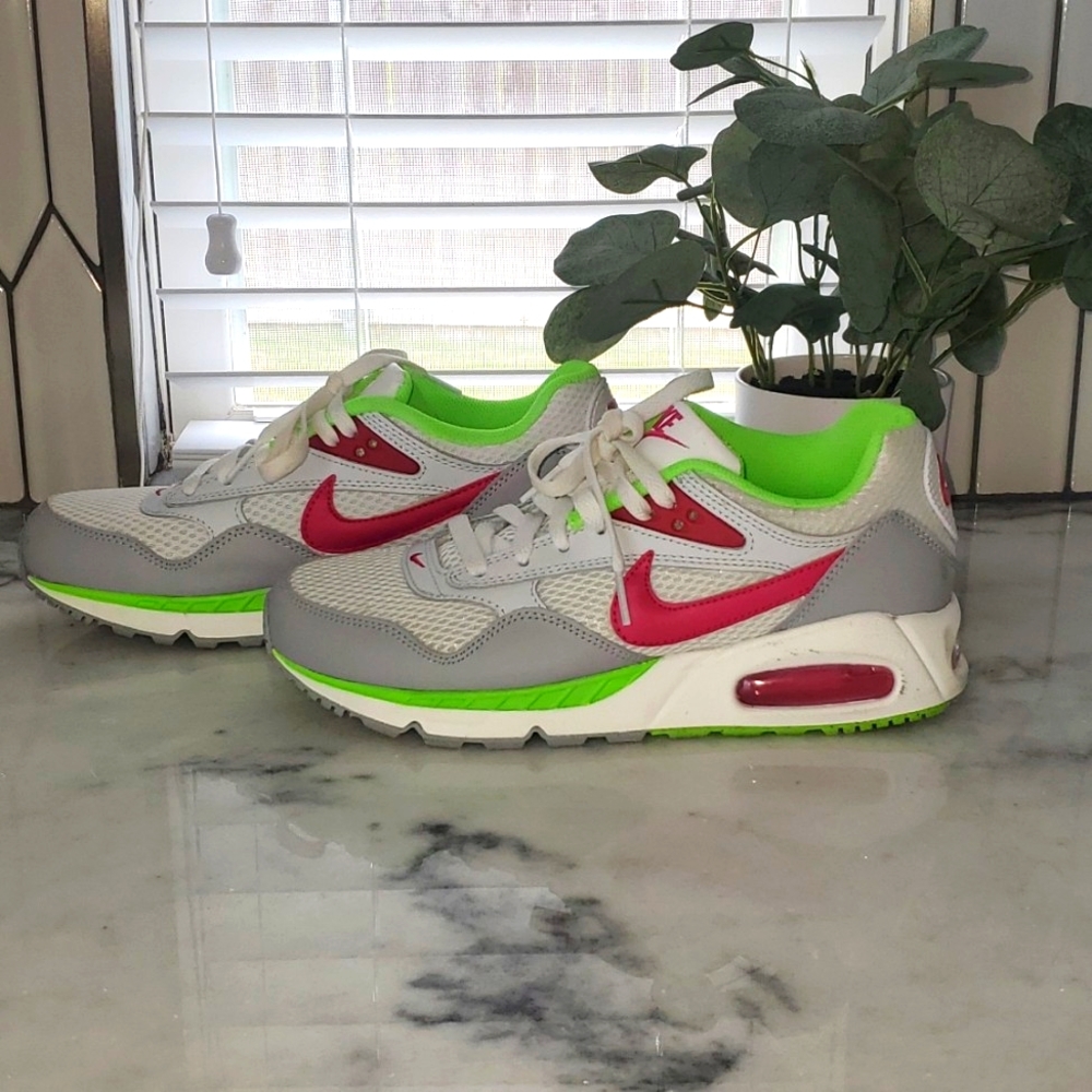 NIKE AIR MAX CORRELATE WOMEN'S  SIZE 8.5 FIREBERRY LIME GREEN